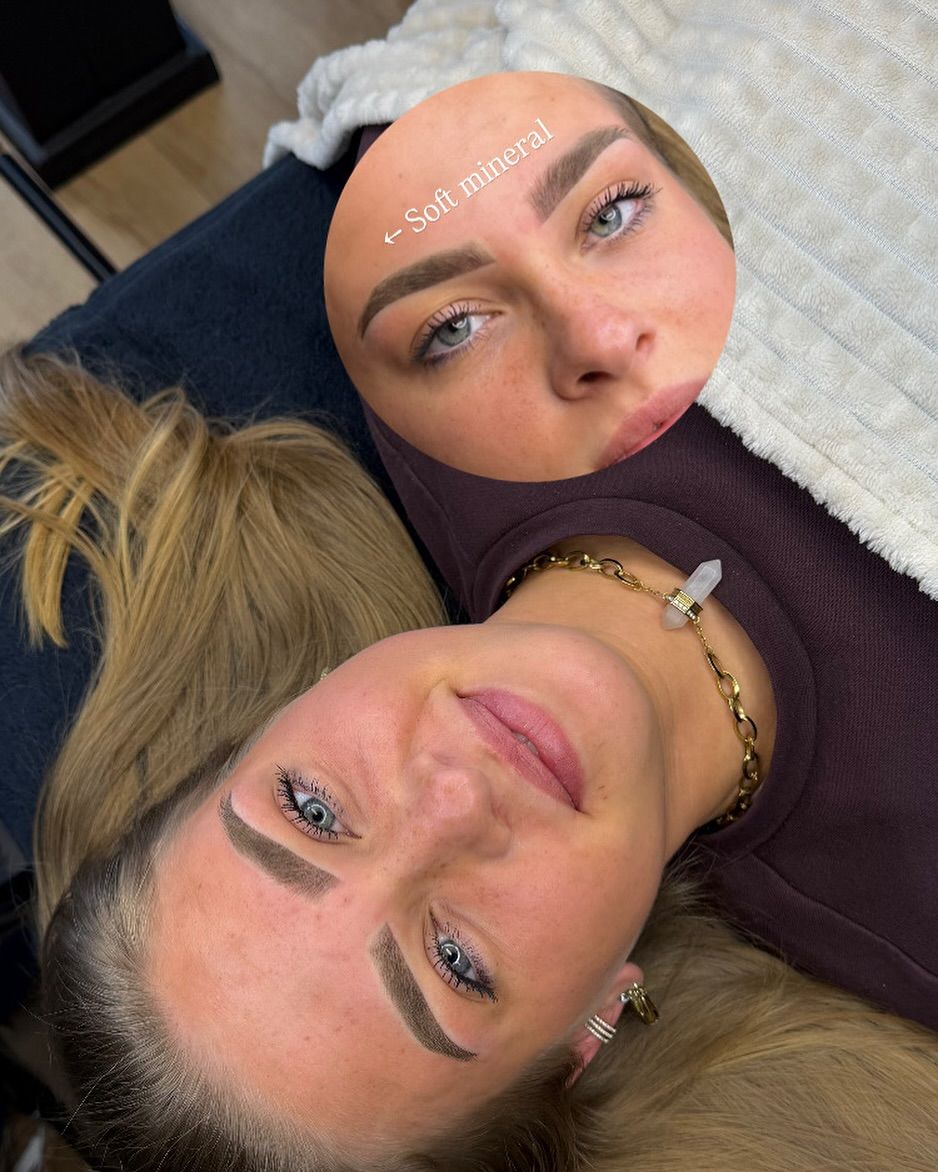 Powderbrows in de kleur soft mineral, met kleine foto van voor de behandeling