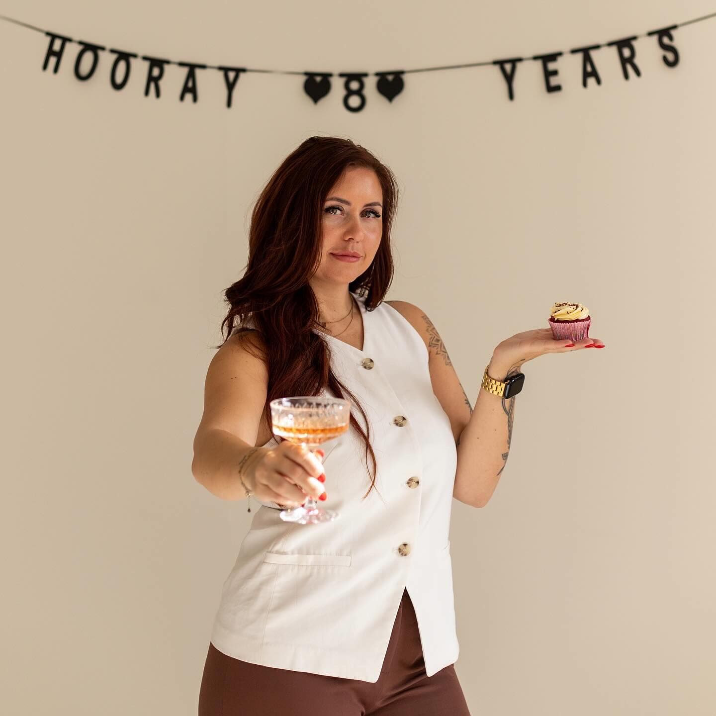 Cheyenne viert acht jaar salon onder een slinger met Hooray 8 years