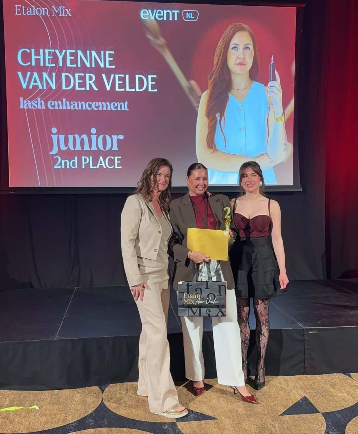 Het scherm op het Etalon Mix-event: Cheyenne van der Velde, lash enhancement, junior, 2nd place