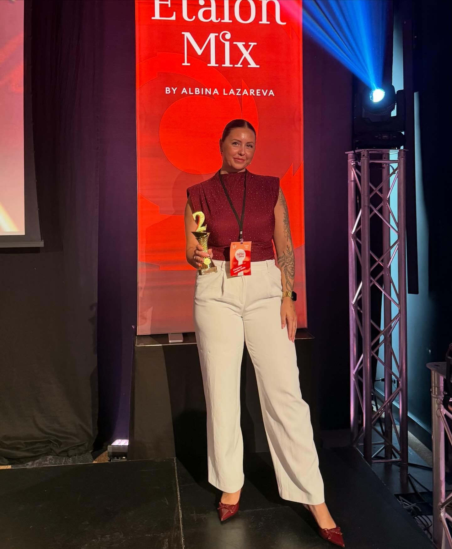 Met de trofee voor de tweede plaats op het Etalon Mix-event