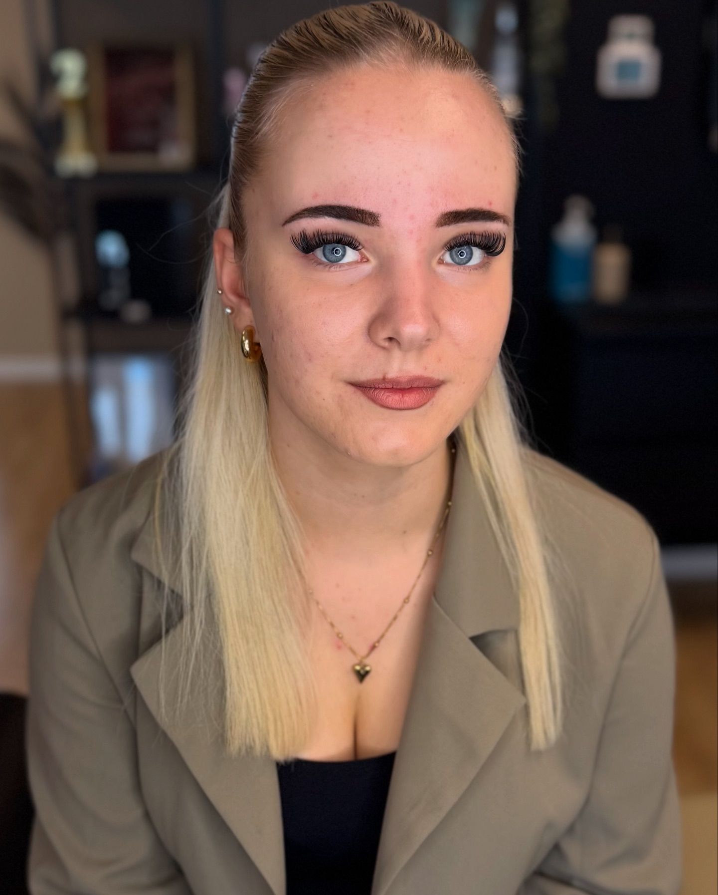Klant met gestylede wenkbrauwen en wimpers