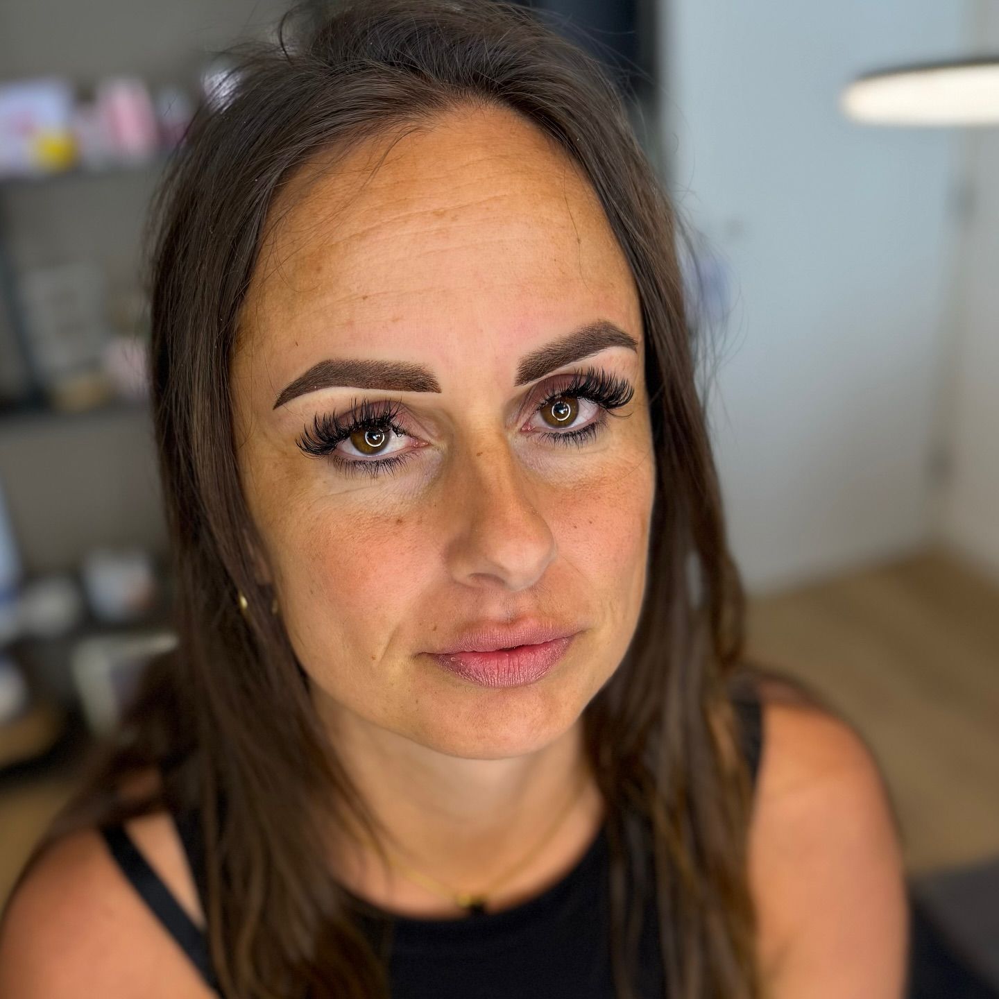 Klant na een wimperbehandeling