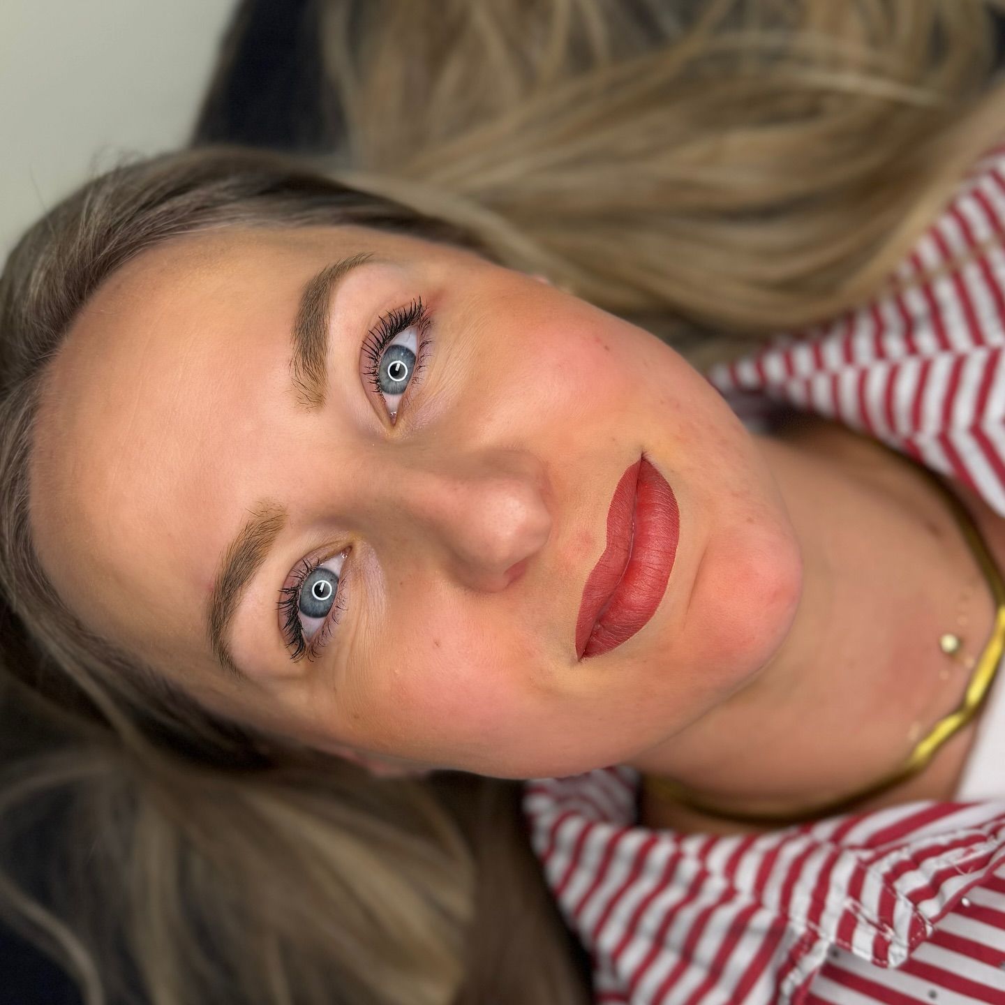 Klant met een frisse look na haar behandeling