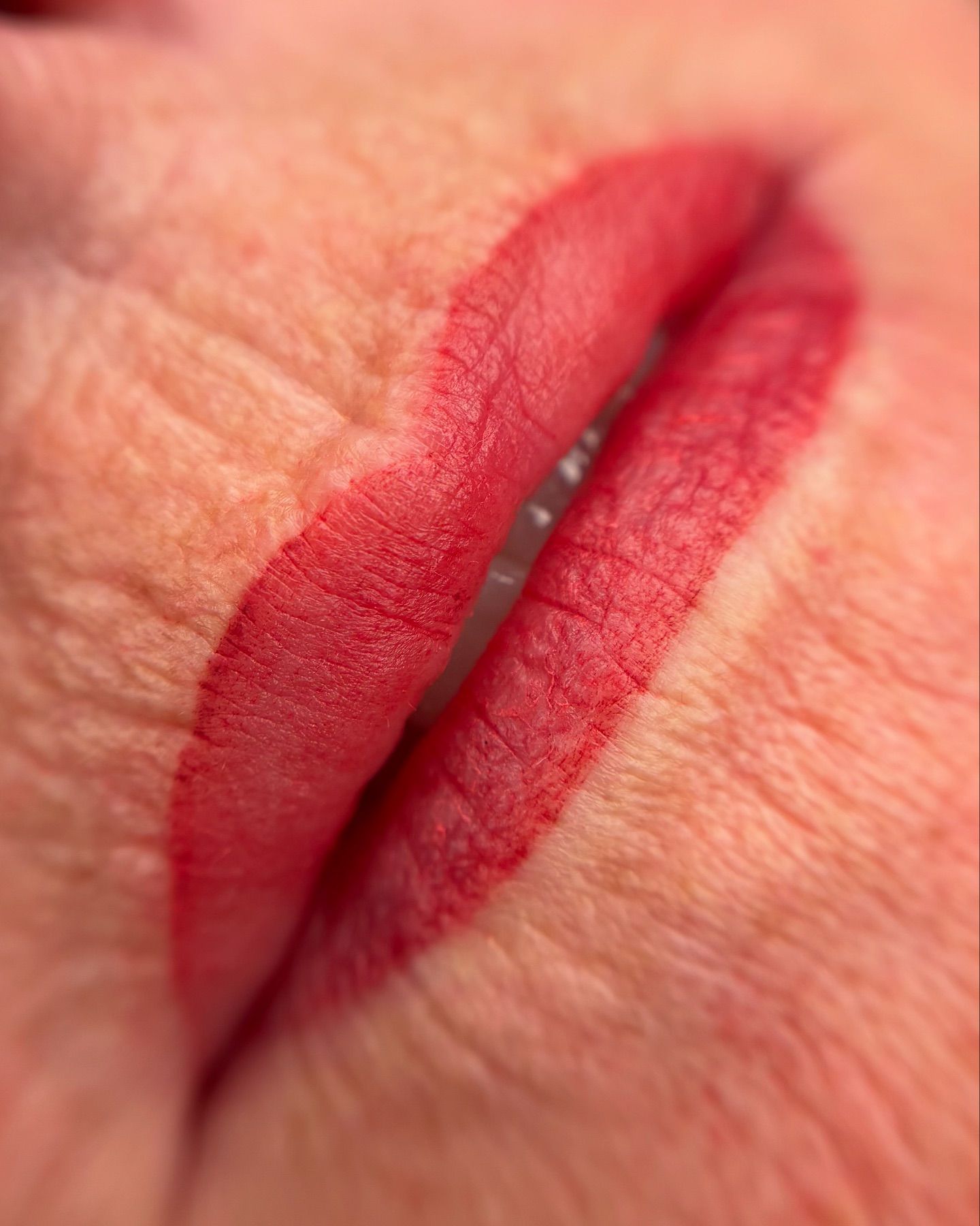 Verse lippigmentatie in rood