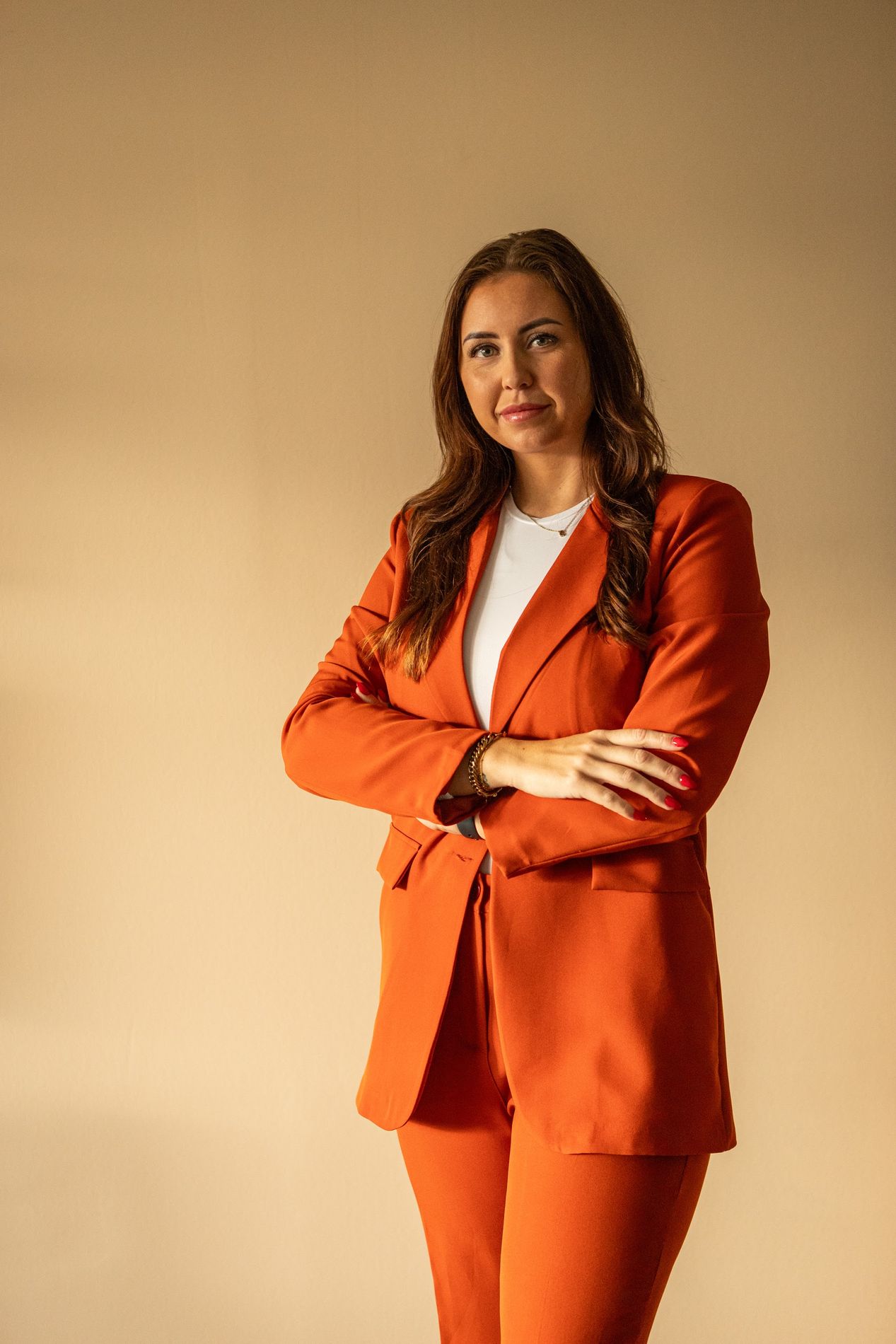 Cheyenne in een oranje pak