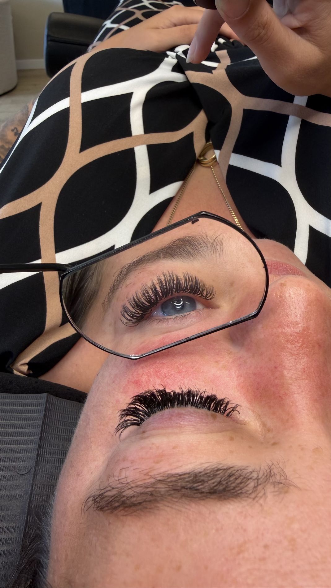 Een klant onder de loeplamp tijdens een wimperbehandeling